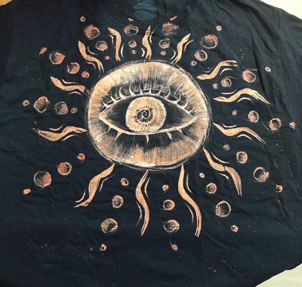 Bleach art shirt with an eye and sun rays